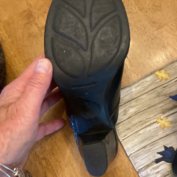 Womens gently used leather  slip on shoes  by BORN size 7 - Picture 5 of 12